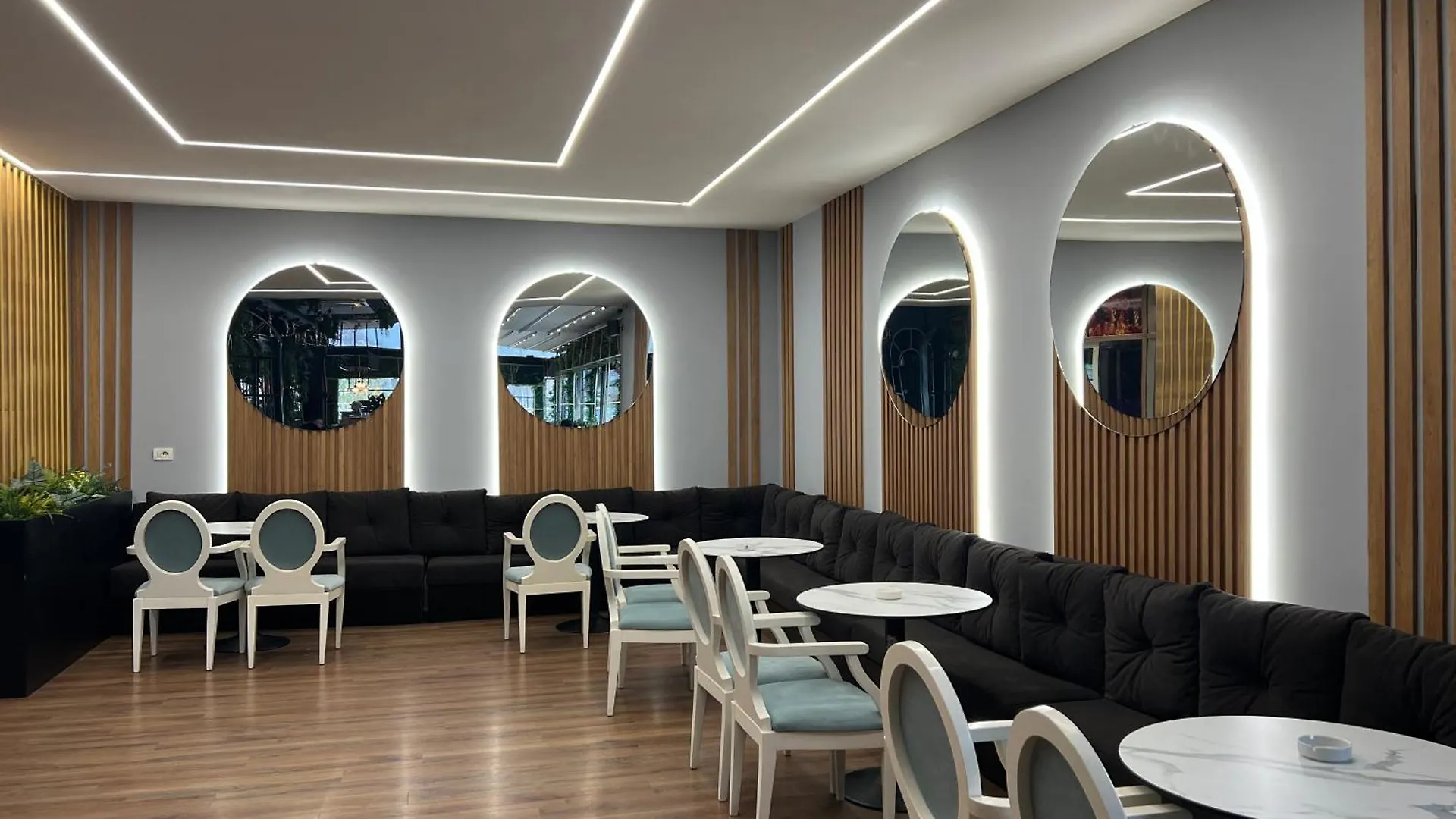 Hotel Colis Kamez Albanië
