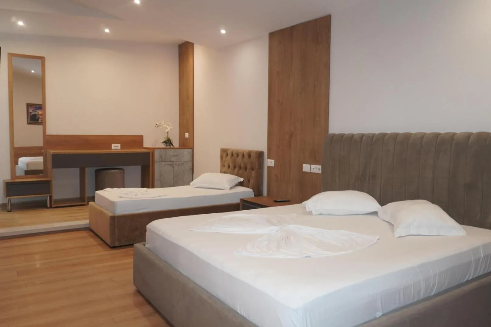 Hotel Colis Kamez 0*,  Albania