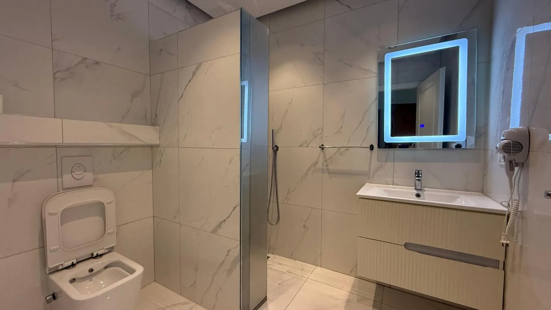 Hotel Colis Kamez 0*,  Albania